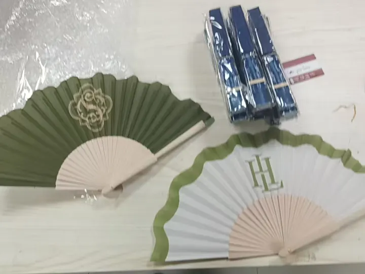 Éventails personnalisés monogramme HL en cours d'emballage, toile tissu
